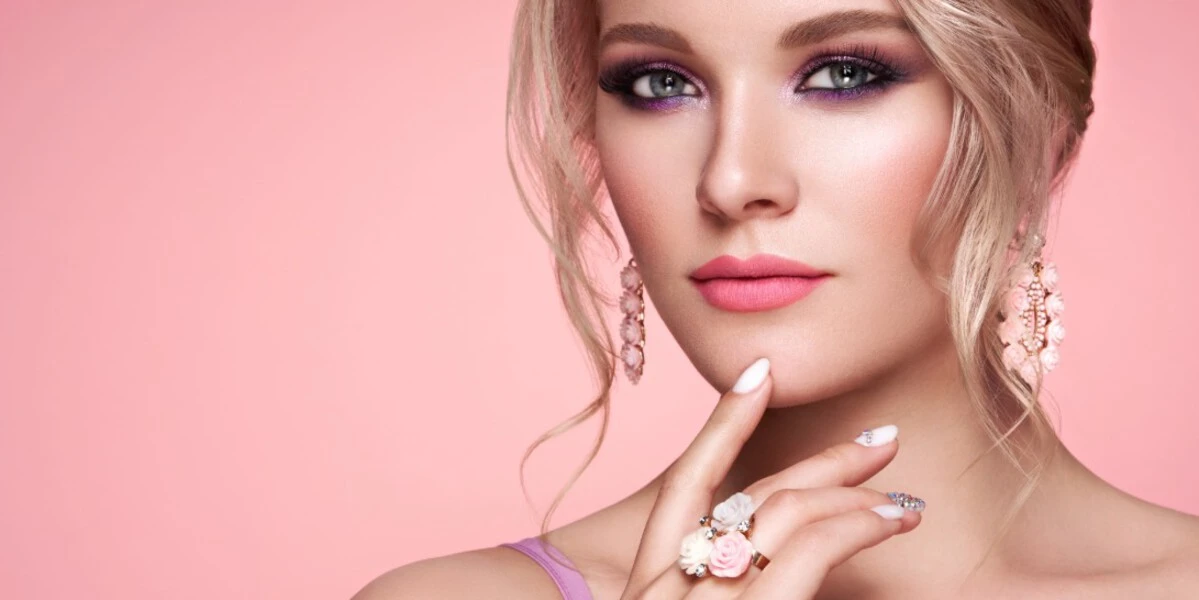 Mujer elegante con accesorios florales rosa pastel, ideales para looks juveniles y modernos
